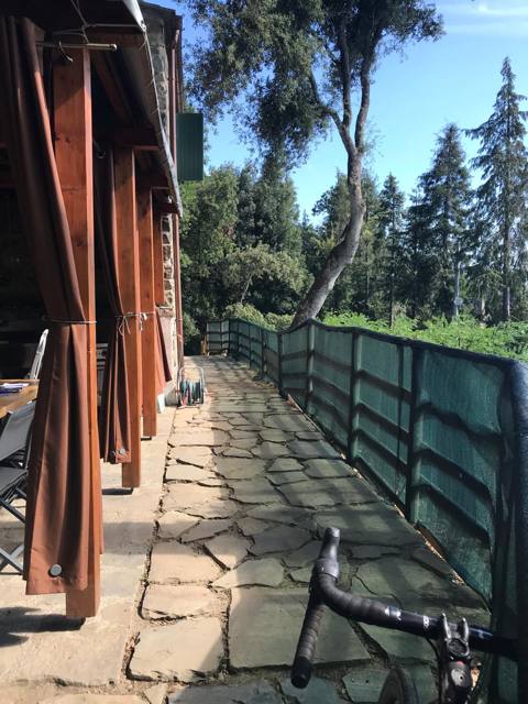 Gang unter der Pergola