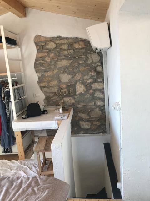 Innentreppe und Natursteinwand